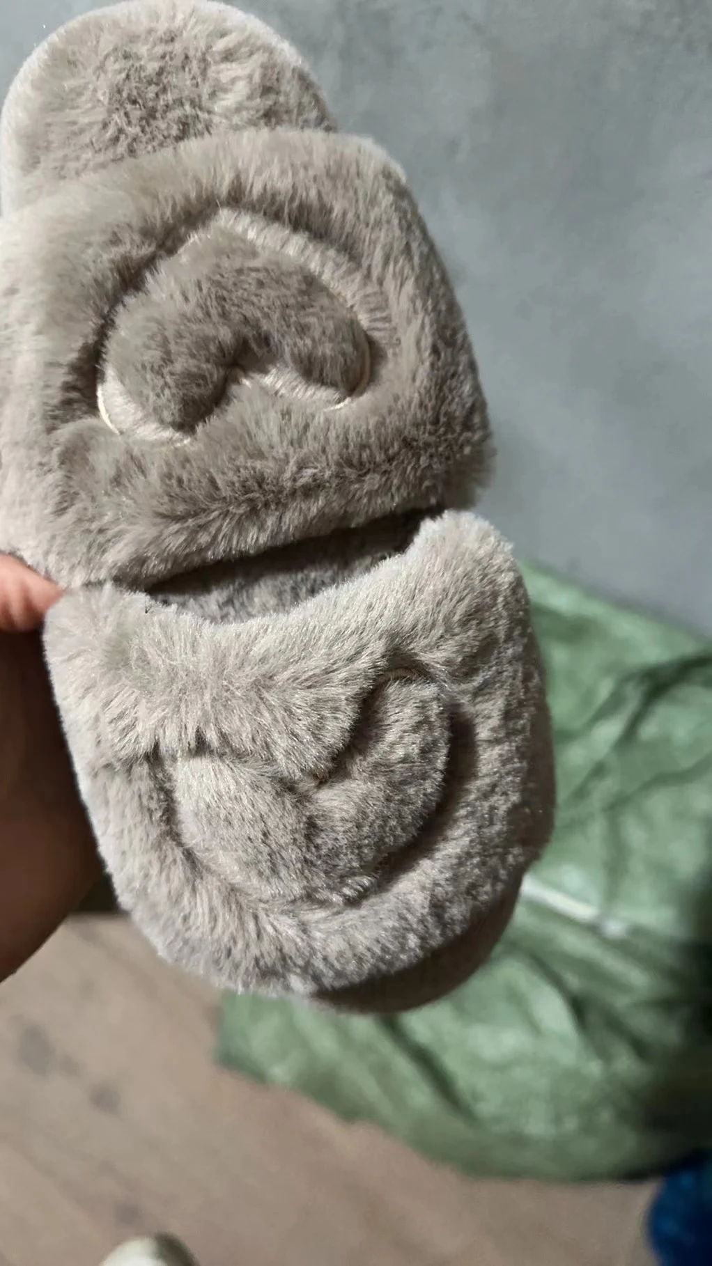 Chinelos femininos de pelúcia para casa, quentes e confortáveis. Desfrute do máximo conforto e aconchego em casa. Perfeitos para relaxar. — foto 21