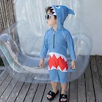 Maiô infantil de uma peça com estampa de tubarão. Perfeito para natação e diversão na praia ou piscina, confortável e estiloso. — foto 6