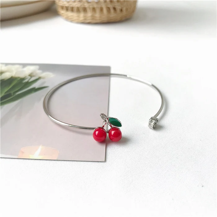 Pulseira de cereja feminina Joia para mão Adicione um toque charmoso e delicado ao seu visual com esta pulseira elegante. — foto 3