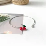 Pulseira de cereja feminina Joia para mão Adicione um toque charmoso e delicado ao seu visual com esta pulseira elegante. — foto 3