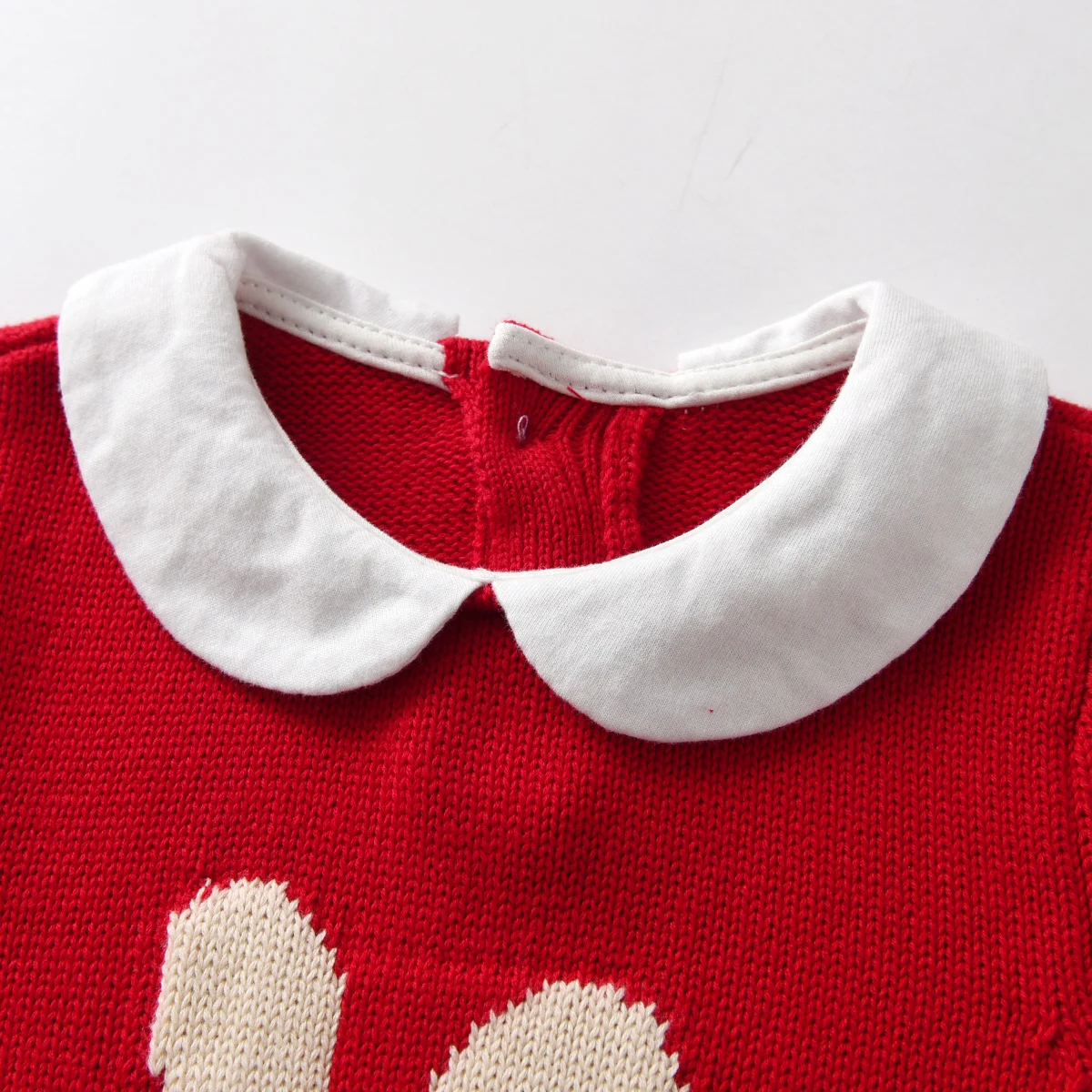 Macacão de bebê vermelho com coelho de tricô para conforto e estilo. Ideal para manter seu bebê quentinho e protegido com um toque adorável. — foto 15