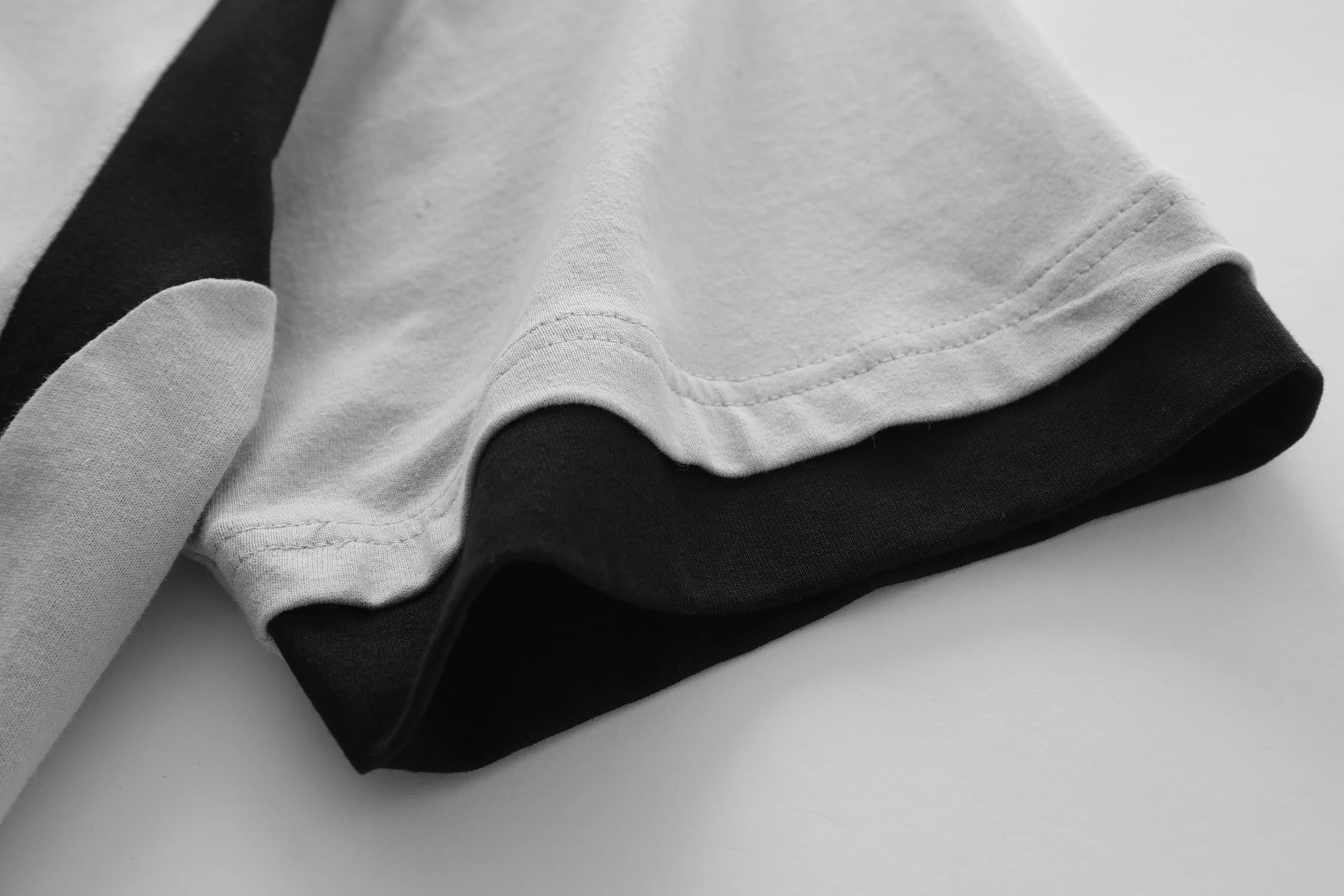Contrast Color Deconstruction Profile Design Short Sleeve T-shirt. A modern and stylish tee, offering a unique look and — photo 3