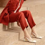 Sapatos femininos de couro com salto grosso e bico quadrado estilo francês. Conforto e elegância para mulheres que buscam sofisticação. — foto 7