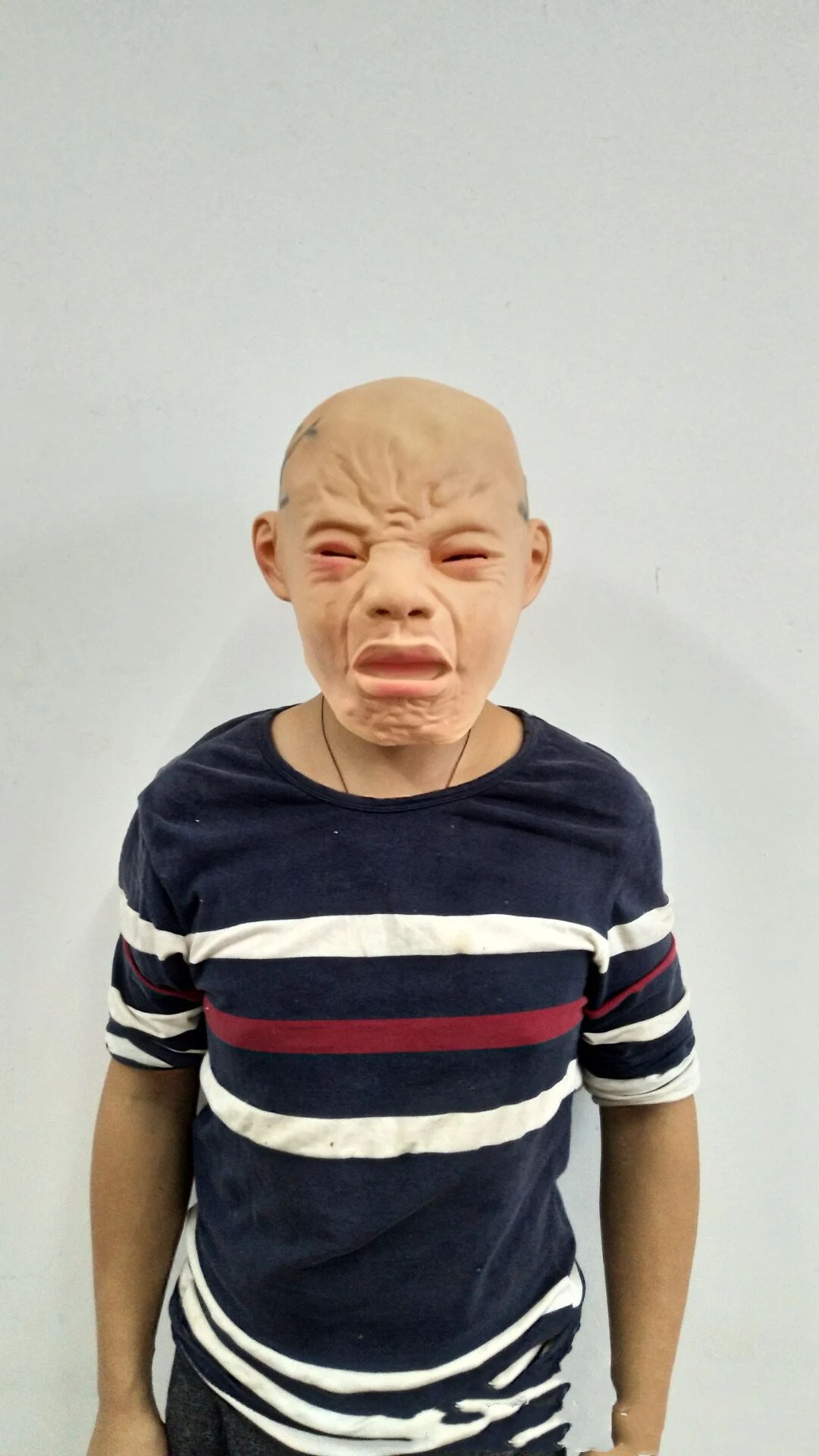 Máscara de látex com rosto chorando, cobertura total da cabeça, para fantasias realistas e momentos divertidos. Perfeita para festas. — foto 3