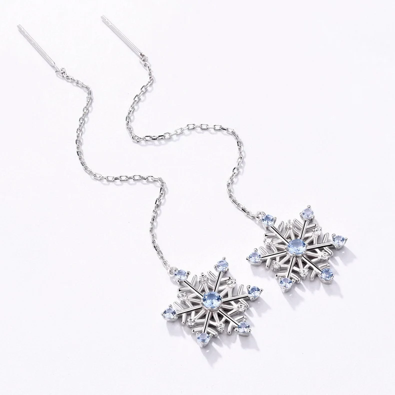 Brincos de Natal com floco de neve para mulheres. Elegantes e brilhantes, ideais para celebrações. Adicionam um toque festivo e sofisticado ao seu visual. — foto 6