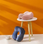 Travesseiro U de Espuma Viscoelástica com Retorno Lento para Viagem e Descanso. Tecido em Mesh para Proteção do Pescoço — foto 3