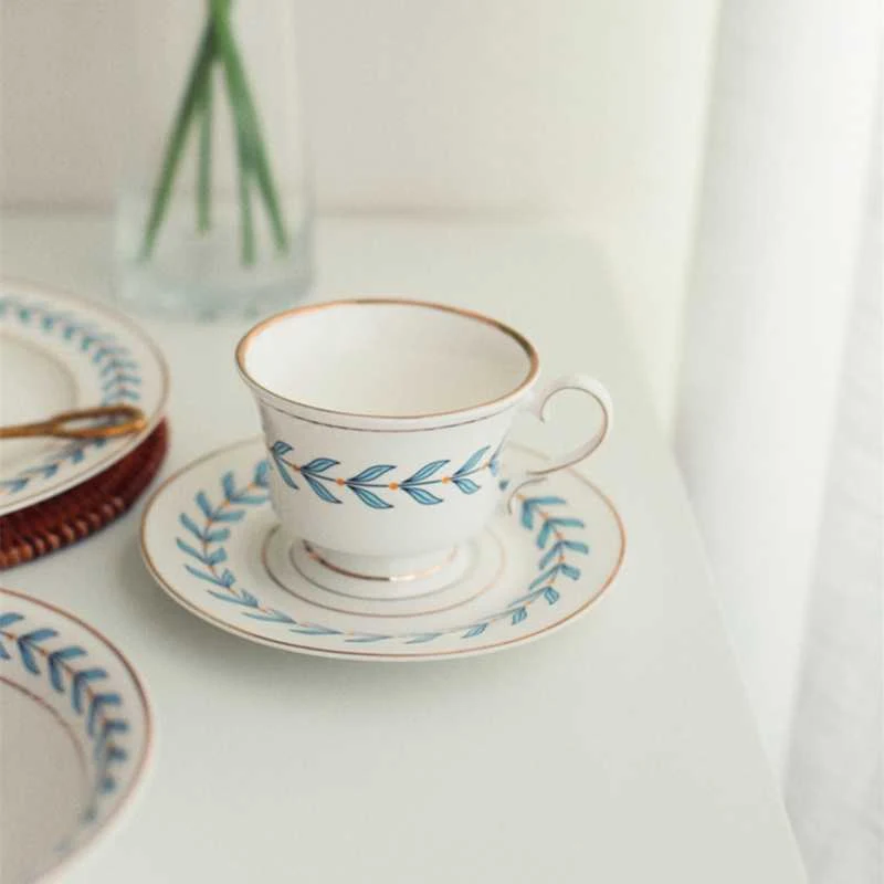 Vintage Gold Rim Leaf Coffee Cup And Saucer. Enjoy your coffee in style with this elegant and retro cup and saucer set. — photo 2