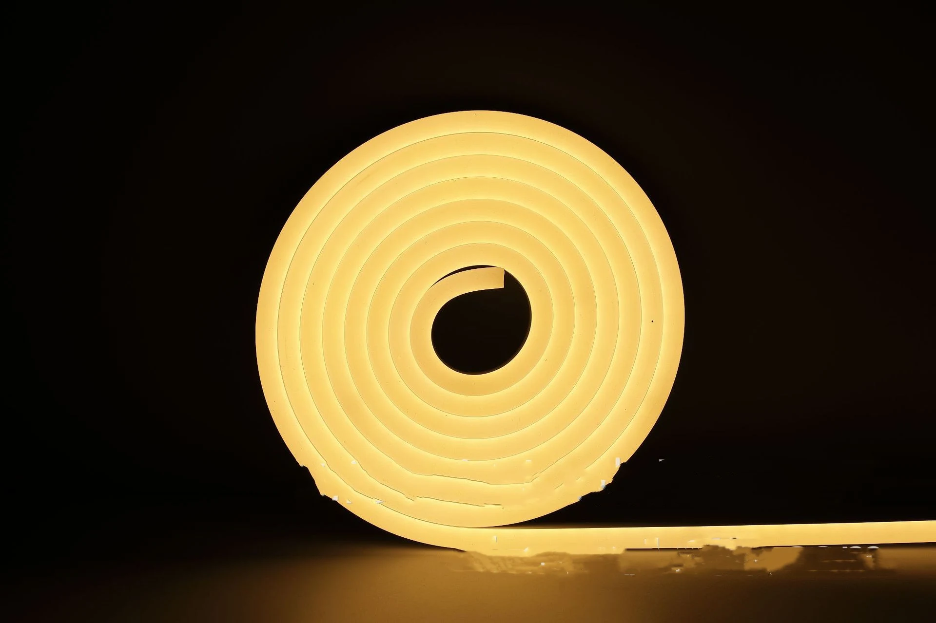 Luzes neon brilhantes para decoração interior e exterior. Crie atmosferas incríveis e personalize seus ambientes com facilidade. — foto 1