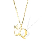 Colar de Letra em Aço Inoxidável Dourado. Use ou presenteie com este colar dourado estiloso e moderno. Um acessório perfeito para o dia a dia. — foto 17