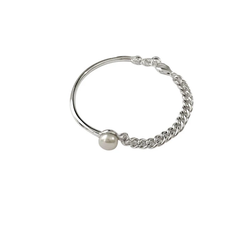 Mulheres de pulseira de pérolas assimétricas — foto 2