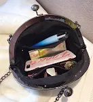 Bolsa com corrente e detalhes de tachas e tassels, um acessório estiloso e elegante para complementar seu look em qualquer ocasião. — foto 1