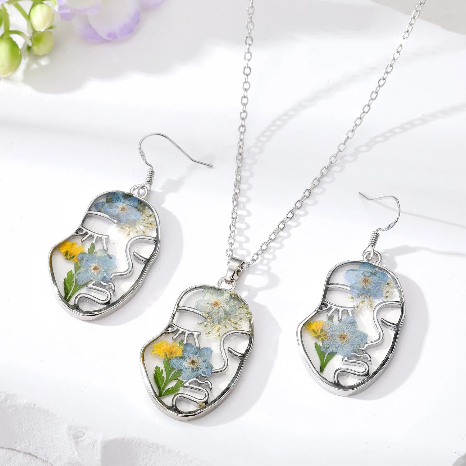Brincos e colar criativos com flores naturais secas. A beleza da natureza para realçar seu rosto e pescoço, estilo único e natural. — foto 5