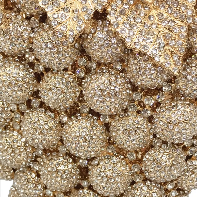 Bolsa de jantar com diamantes e uvas cravejada de diamantes, ideal para jantares glamorosos e eventos especiais. Elegância radiante. — foto 8