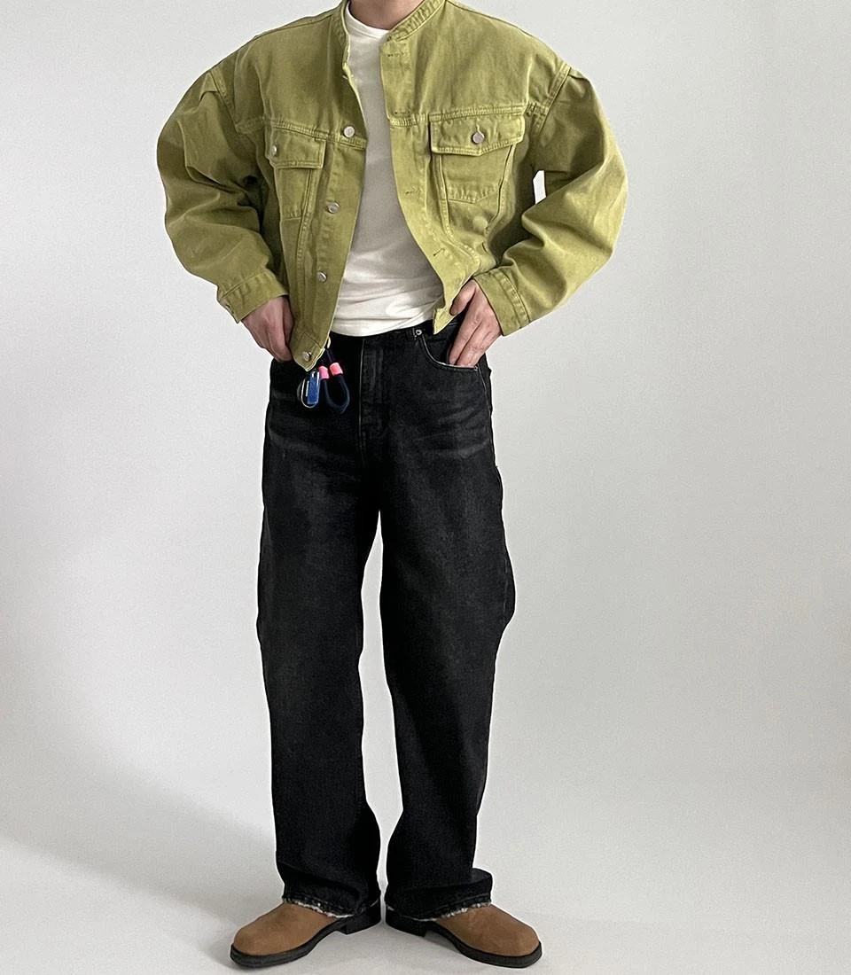 Jaqueta jeans curta com lapela solta. Ideal para um look casual e moderno. Perfeita para diversas ocasiões e combinações de roupas. Conforto e estilo! — foto 5