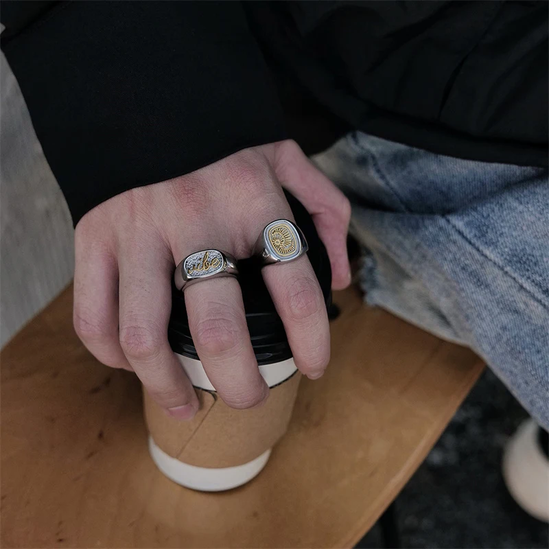 Anel de aço titânio com totem de letras em prata e ouro, um acessório elegante e moderno para homens e mulheres que buscam estilo. — foto 9