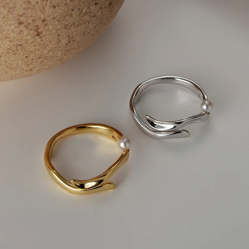 Eenvoudige Sterling Zilveren Ring met onregelmatige vorm. Perfect voor dagelijks gebruik, een subtiele en moderne accessoire voor elke outfit. — foto 4