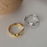 Eenvoudige Sterling Zilveren Ring met onregelmatige vorm. Perfect voor dagelijks gebruik, een subtiele en moderne accessoire voor elke outfit. — foto 4