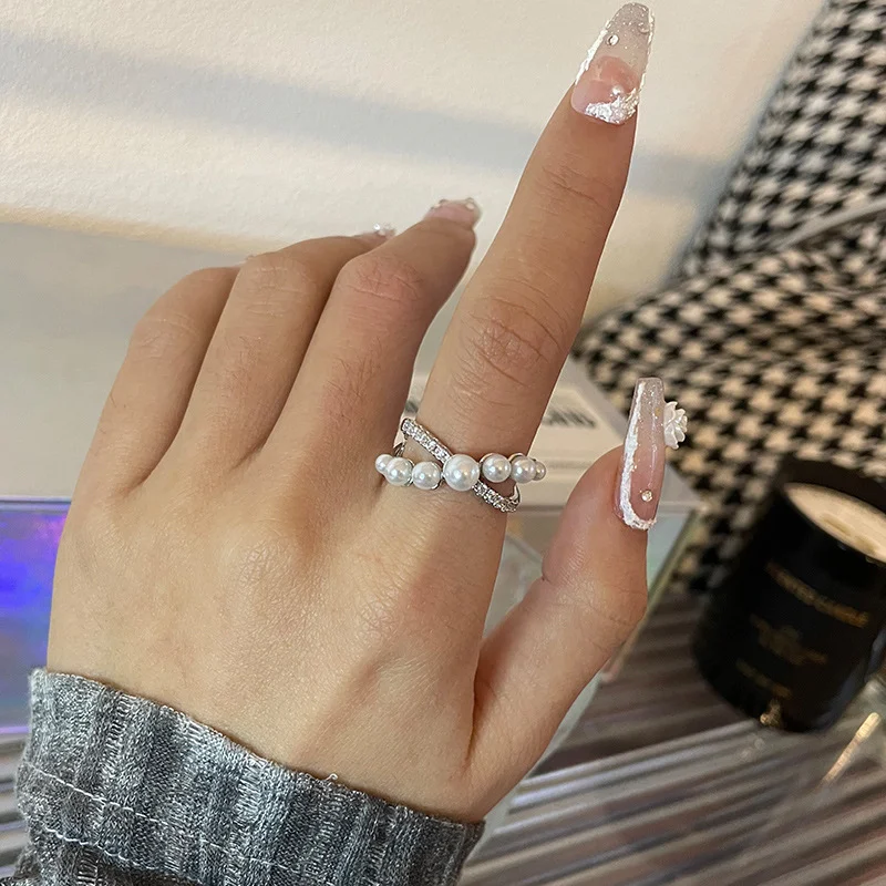 Anel de pérola aberto de zircão de alta qualidade para um toque elegante e moderno. Design único, ideal para qualquer ocasião, realçando seu estilo. — foto 4
