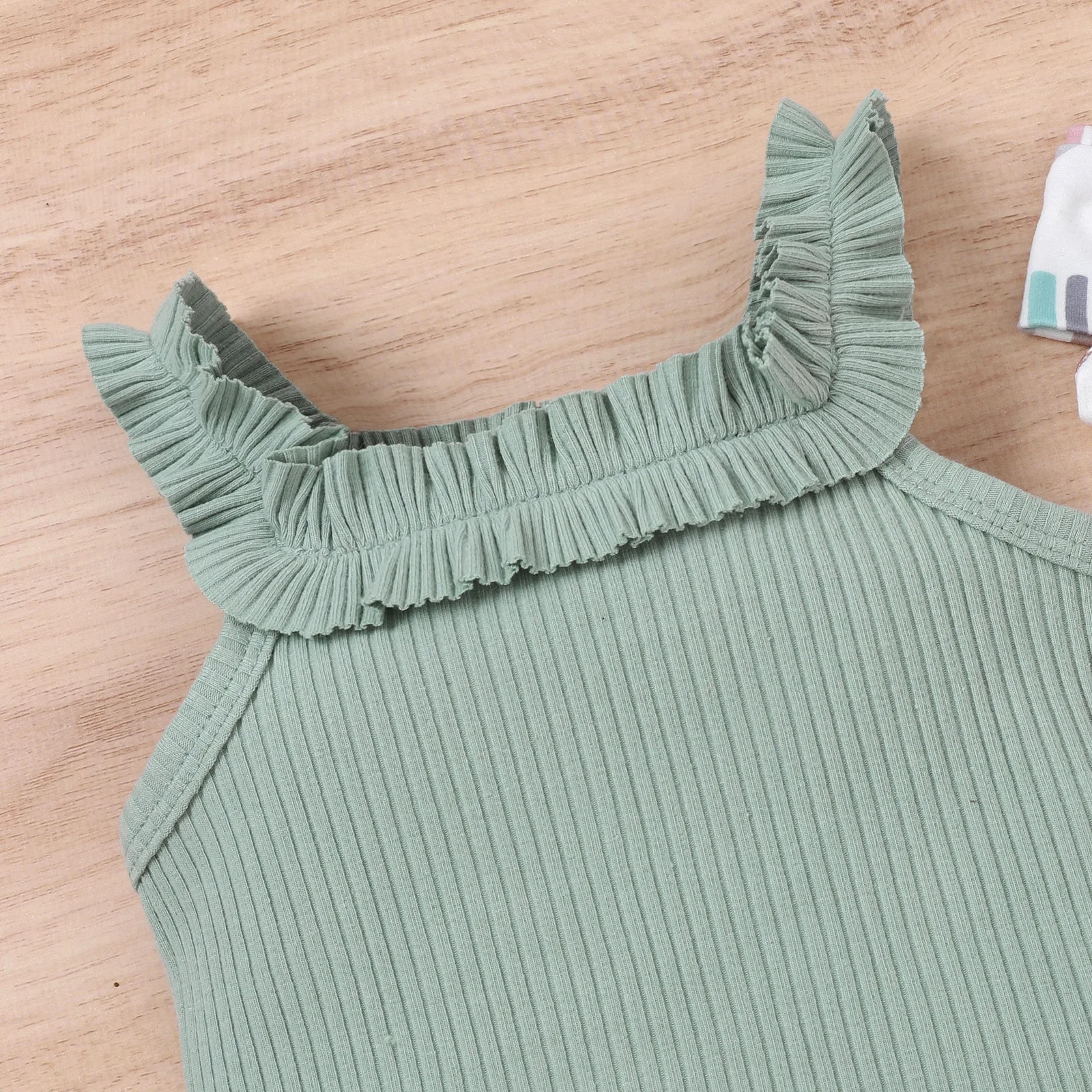 Meisjes Vest Romper Shorts Driedelige Set Perfect voor de zomer Comfortabele en stijlvolle kleding Ideaal voor meisjes — foto 4