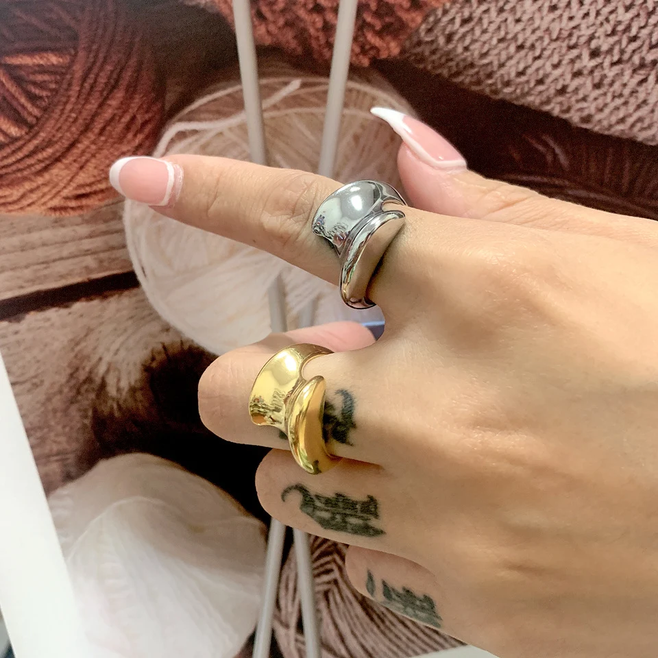 Anel minimalista de aço inoxidável com elipse geométrica, banhado a ouro 18K, ideal para o dedo indicador. Elegância e estilo. — foto 15