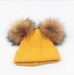Gorro de tricô infantil com protetor de orelha e pompom duplo, quente para outono e inverno, perfeito para aquecer e proteger do frio. — foto 2