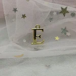 Acessórios de letras para pendurar, com banho e materiais artesanais. Decore com estilo, personalize espaços e crie peças únicas. — foto 2