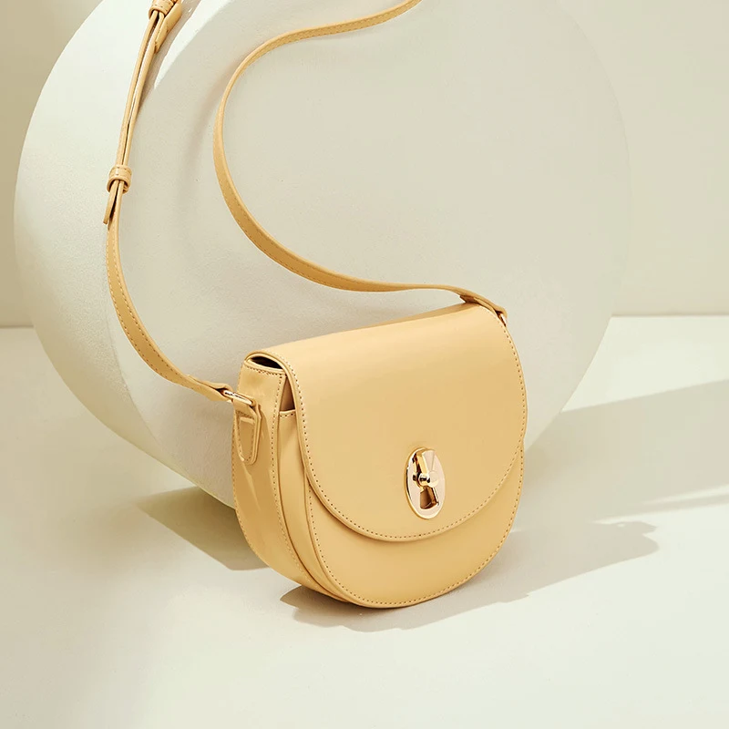 Title 4, All-match retro messenger bag for women. Versat...