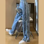 Calças jeans femininas slim, versáteis, com drapeado e pernas retas e largas. Conforto e estilo para um visual moderno e elegante. — foto 4