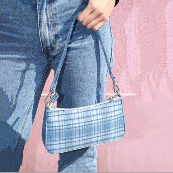 Bolsa Baguete Xadrez Azul Retrô para o Dia a Dia. Leve seus pertences com estilo vintage e praticidade. Essencial e charmosa! — foto 6