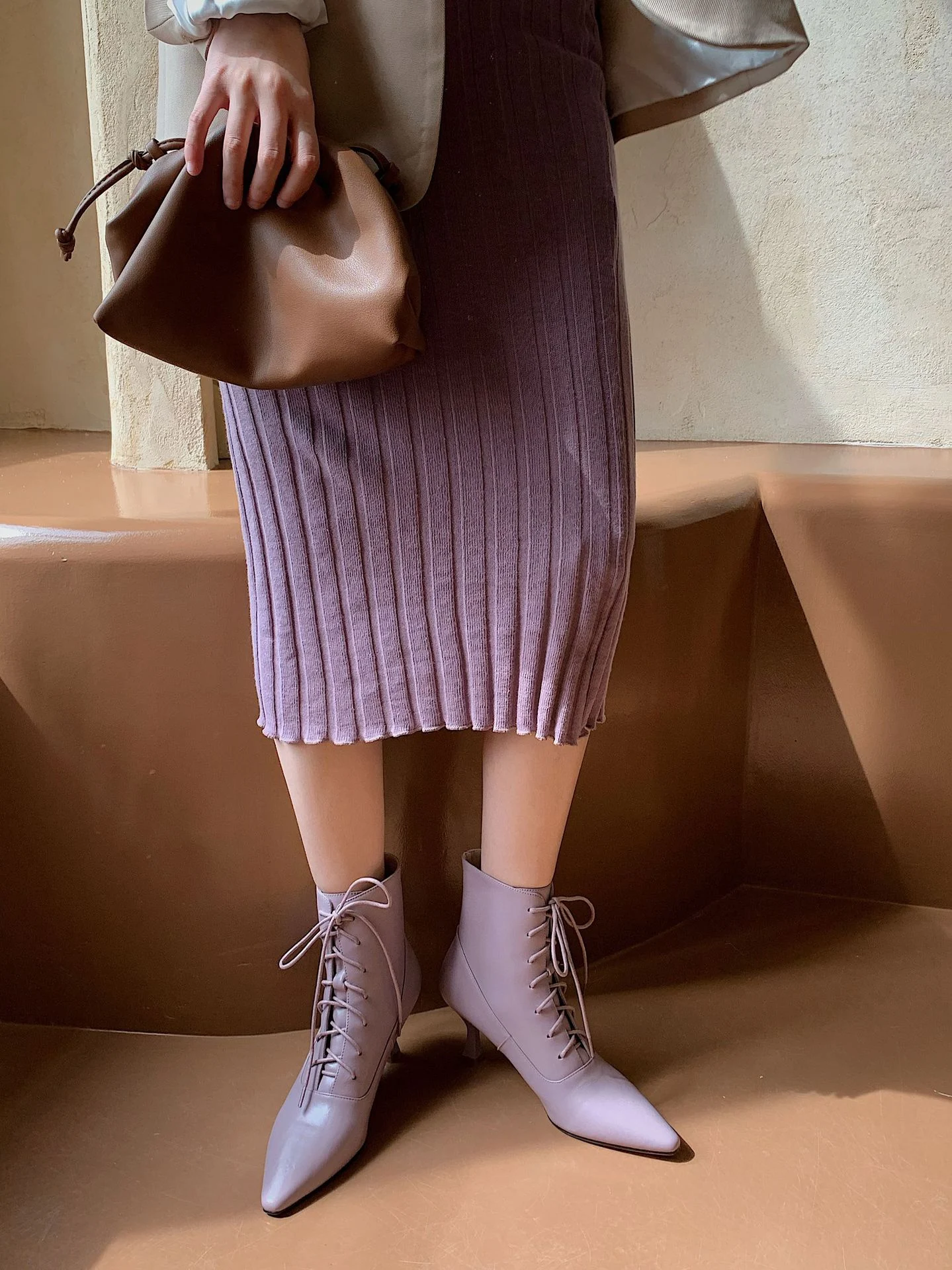 Sapatos de salto alto pontudos em couro bovino para mulheres. Sofisticação e elegância para realçar seu estilo e desfrutar de conforto duradouro. — foto 10