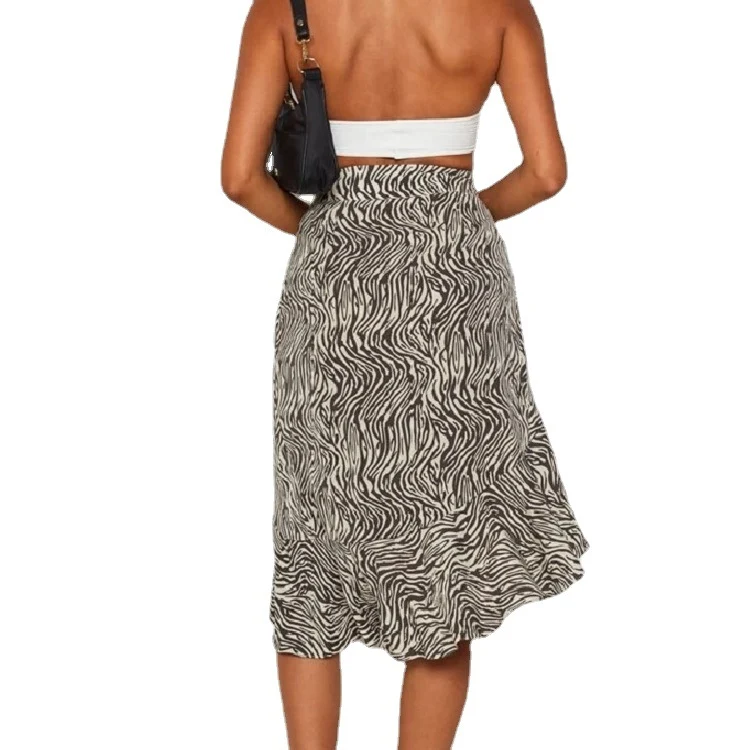 Saia com estampa de zebra e costura rabo de andorinha, elegante e versátil. Ideal para um look moderno e sofisticado, perfeita para qualquer ocasião e estilo. — foto 1