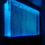 Akwarium z Złotą Rybką Papugą Lampą Stwórz Tętniący Życiem Podwodny Świat z Kolorowym Oświetleniem i Relaksującą Atmosferą — zdjęcie 4