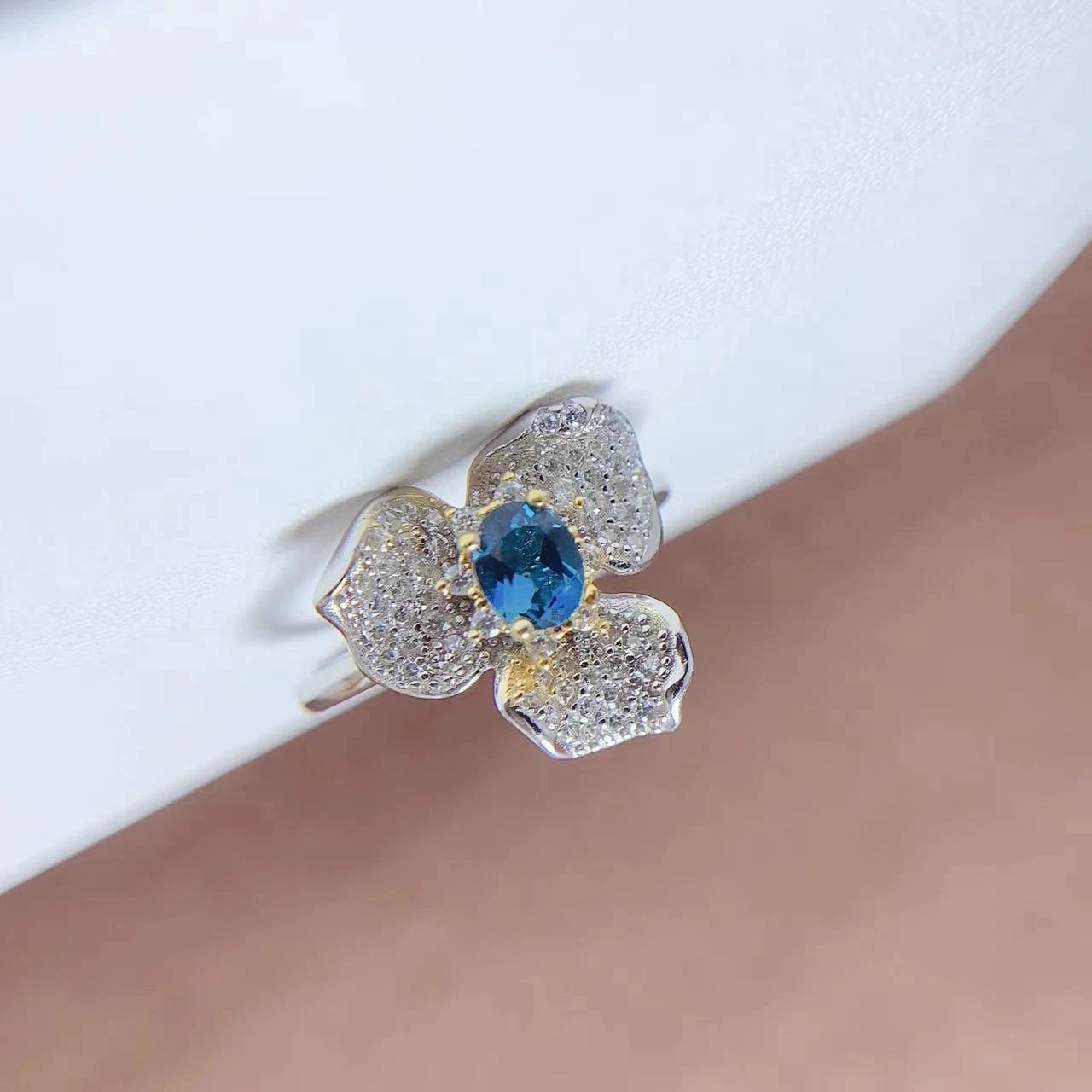 Conjunto de colar de topázio azul de Londres natural com banho de prata 925 e incrustações de ouro 18K. Sofisticação e beleza. — foto 11