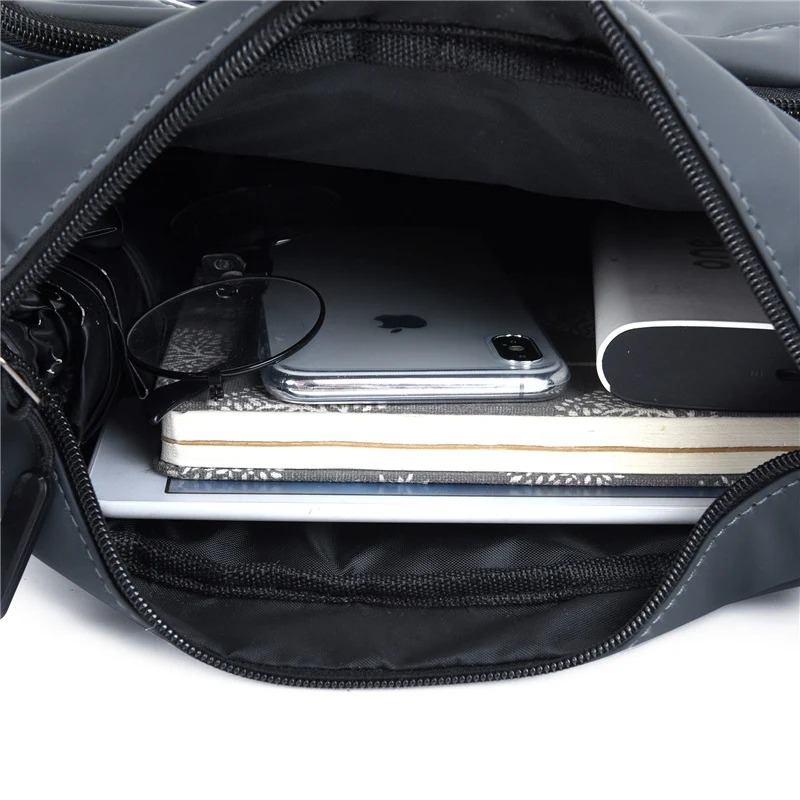 Bolsa de ombro casual masculina com filme de nylon impermeável. Perfeita para uso diário e viagens. Mantenha seus pertences secos e seguros. — foto 3