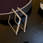 Brincos de diamante elegantes e com personalidade para mulheres. Acessório de moda que realça seu estilo e adiciona um toque de sofisticação. — foto 10