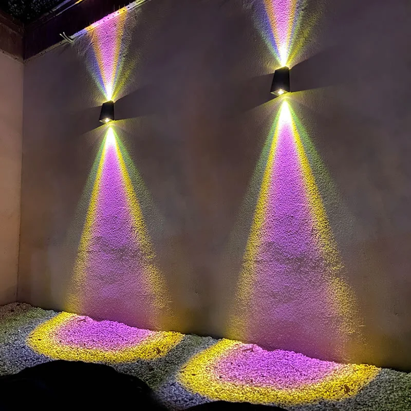 Luminária de parede solar externa com duas lâmpadas, simples e ideal para iluminar jardins, pátios e entradas com economia. — foto 1