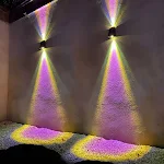 Luminária de parede solar externa com duas lâmpadas, simples e ideal para iluminar jardins, pátios e entradas com economia. — foto 1