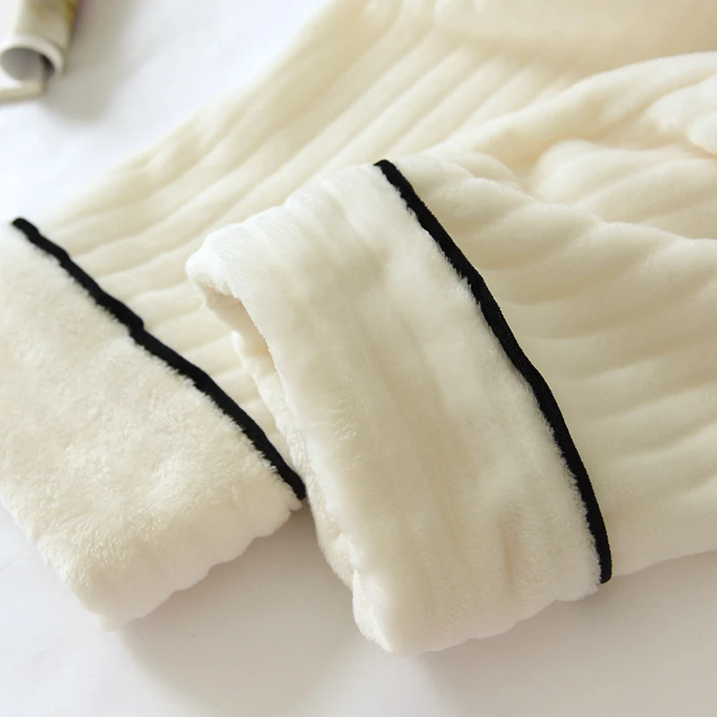Pijama feminino de coral fleece para primavera, outono e inverno. Conjunto macio e quentinho para noites de sono confortáveis em casa. — foto 10