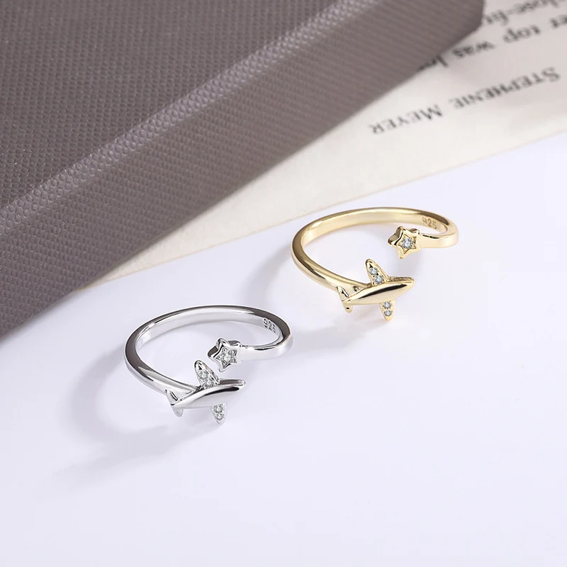 Anel Simples com Design INS e Zircônia. Adicione um toque de brilho ao seu visual com este anel elegante e moderno. — foto 5