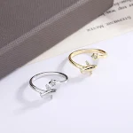 Anel Simples com Design INS e Zircônia. Adicione um toque de brilho ao seu visual com este anel elegante e moderno. — foto 5