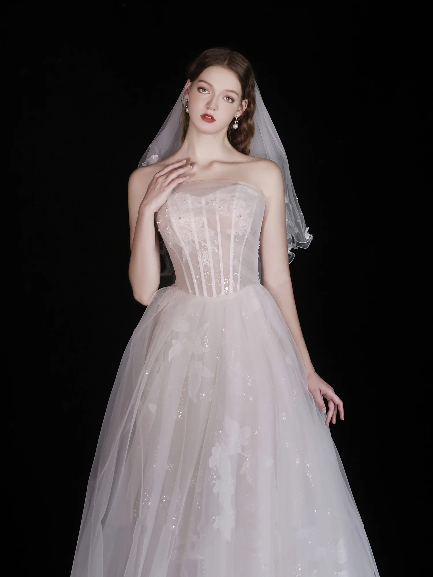 Vestido de noiva branco para casamento com fio leve e tubo de jantar — foto 10