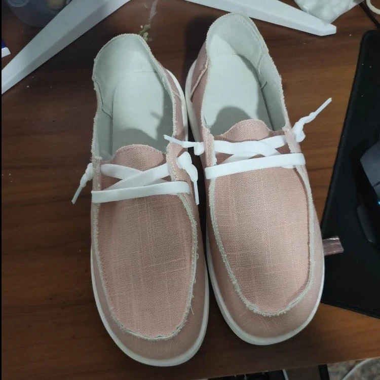 Damskie buty płócienne w dużym rozmiarze. Wygodne i stylowe buty z płótna, idealne do codziennego użytku, zapewniające komfort i swobodę. — zdjęcie 2