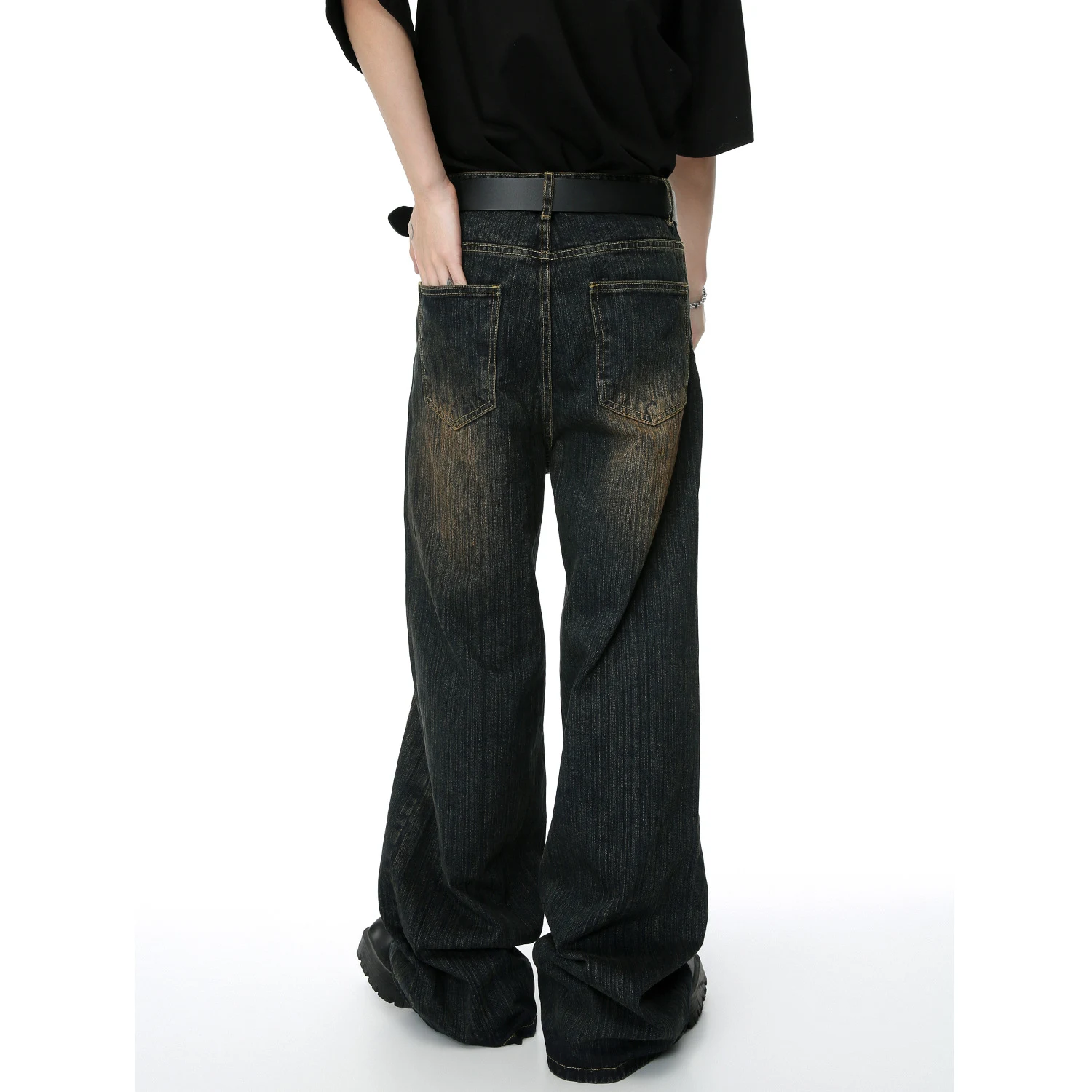 Jeans retas folgadas e desgastadas com lavagem retrô. Conforto e estilo vintage para o seu dia a dia. Perfeitas para um visual casual e despojado. — foto 4