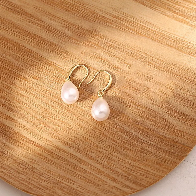 Brincos de pérolas de moda francesa femininos. Adicione sofisticação e elegância ao seu visual com estes brincos atemporais e charmosos. Perfeitos para qualquer ocasião. — foto 5