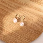 Brincos de pérolas de moda francesa femininos. Adicione sofisticação e elegância ao seu visual com estes brincos atemporais e charmosos. Perfeitos para qualquer ocasião. — foto 5