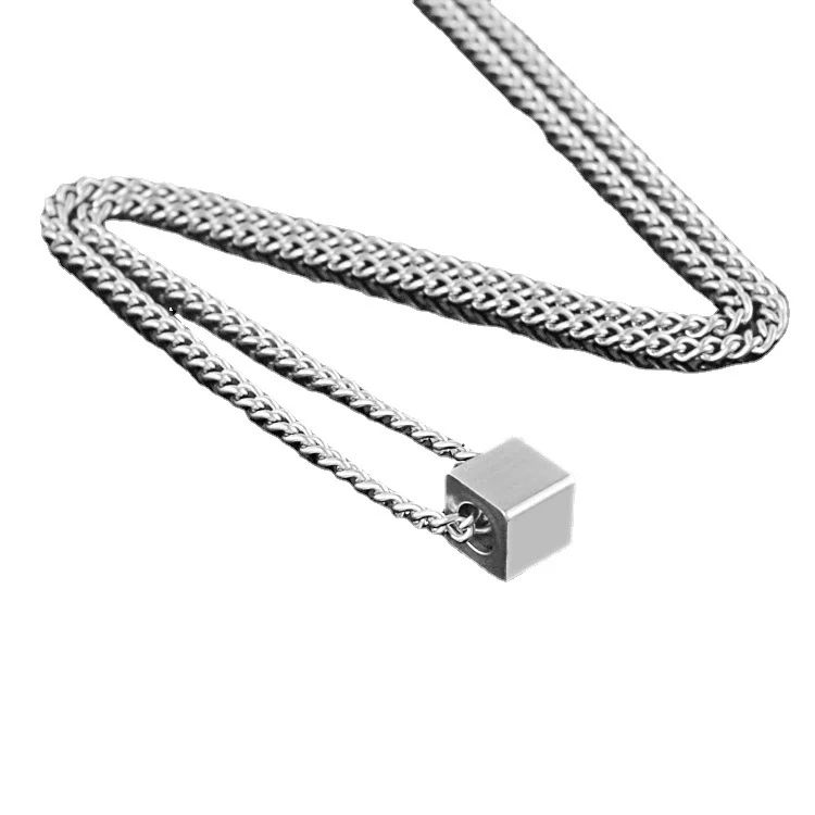 Colar com pingente quadrado pequeno tridimensional. Leve e elegante, perfeito para uso diário. Um acessório sutil para adicionar um toque de estilo ao seu visual. — foto 3