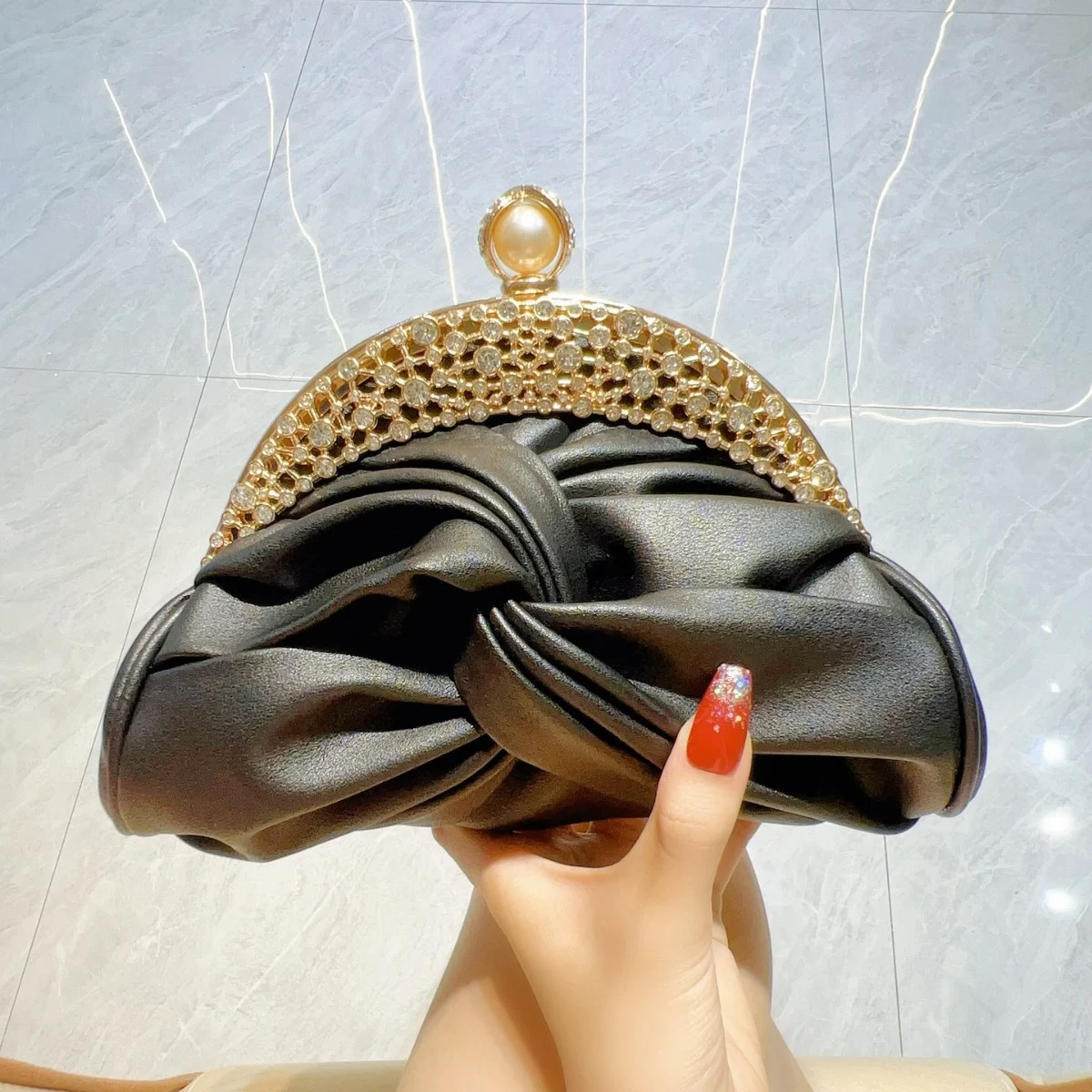 Mini bolso de mano para socialités de alta calidad con incrustaciones de diamantes. Imprescindible para eventos elegantes, sofisticación a tu alcance. — foto 5