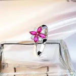 Anel vermelho de romã em prata esterlina Um anel elegante e vibrante para adicionar um toque de cor e sofisticação ao seu visual. — foto 3
