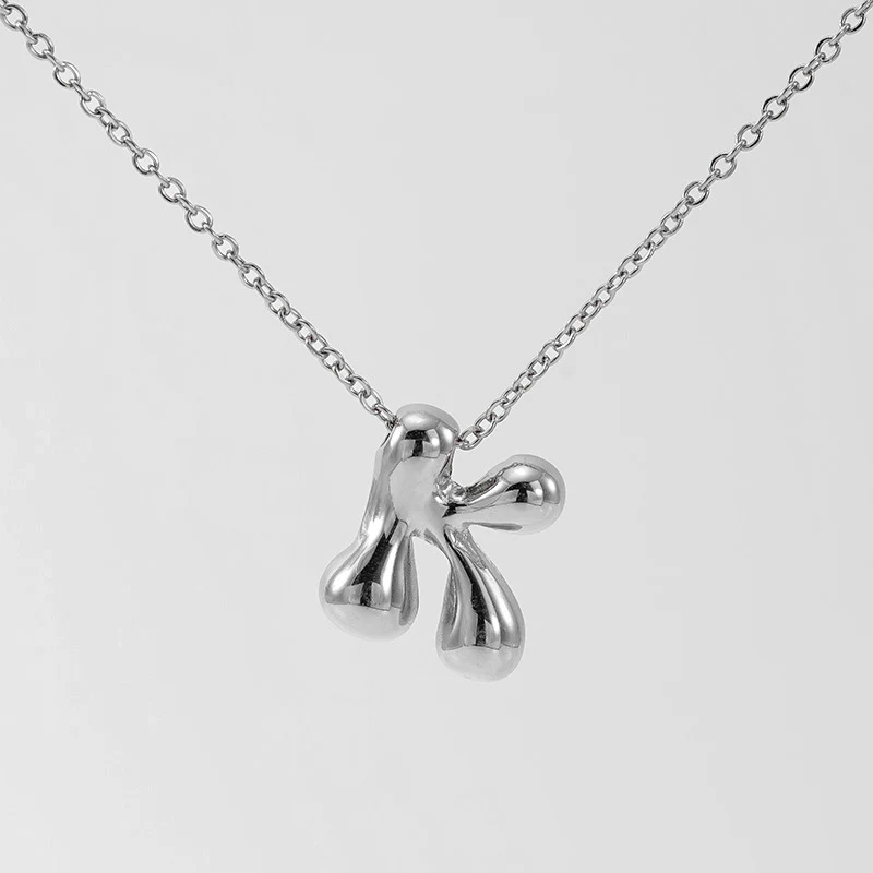 Colar Feminino com Letras Bolha Brilhantes. Destaque seu nome com este colar charmoso e personalizado. Um presente perfeito e único para mulheres. — foto 19