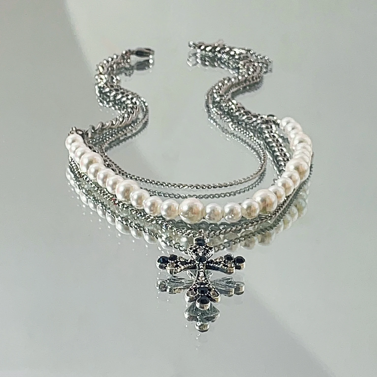 Title 5, Collana multistrato con croce barocca e perle